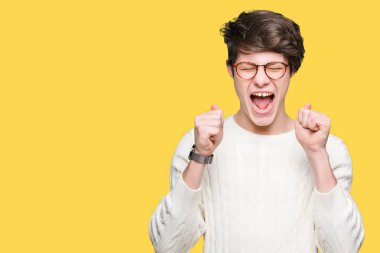 Yakışıklı delikanlı izole arka kolları olan başarı için heyecan üzerinde gözlük takan zafer kutluyor gülümseyen kaldırdı. Kazanan kavramı.