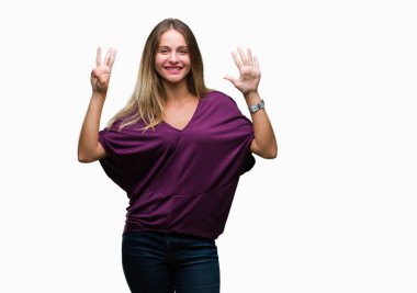 Genç güzel sarışın zarif kadın gösterilen ve parmakları ile işaret izole arka plan yüzünden kendinden emin ve mutlu gülümseyerek süre sekiz numara.