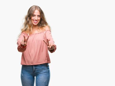 Güzel sarışın genç kadın parmaklarını zafer işareti yaparken gösterilen kamera seyir gülümseyen izole arka plan üzerinde. İki numaralı.