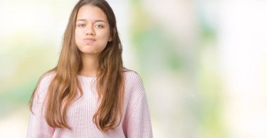 Komik surat ile yanakları şişirme izole arka plan üzerinde pembe kış kazak giyen genç güzel esmer kadın. Ağız ile hava, deli ifade şişirilmiş.