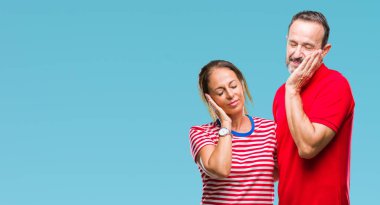 Orta yaş İspanyol çift uyku yorgun hayal ve ellerle birlikte poz ile kapalı gözler gülümseyen izole arka plan üzerinde aşık.