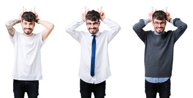 Neşeli gülümseyen genç adam komik ve çılgın baş parmaklar ile tavşan kulakları poz izole arka plan üzerine kolaj