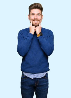 Genç yakışıklı bussines gülen ile açık ağız adamım, parmak işaret ve neşeli zorlayarak gülümsemeye