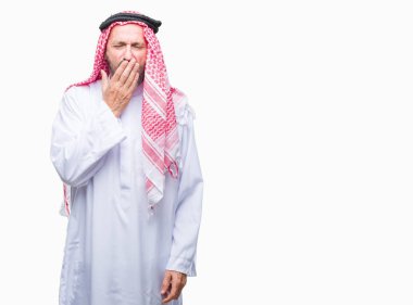 Keffiyeh izole arka plan üzerinde giyen üst düzey Arap adam el ağzıyla kapsayan yorgun esneme sıkılmış. Restless ve uyku hali.