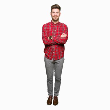 Genç yakışıklı mutlu yüz çapraz kollu kameraya bakarak gülen adam. Olumlu bir kişi.