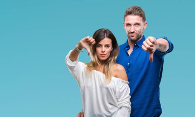 Mutsuz ve kızgın ret gösterilen ve başparmak aşağı hareketi ile negatif seyir izole arka plan üzerinde aşık genç bir çift. Kötü ifade.