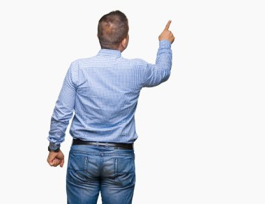 Orta yaş Arap iş adamı izole üzerinde arka plan geriye doğru arkasında parmak eliyle işaret Posing