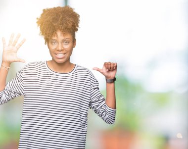 Güzel genç Afro-Amerikan kadın gözlük gösterilen ve parmakları ile işaret izole arka plan üzerinde kendinden emin ve mutlu gülümseyerek süre 6 numara.