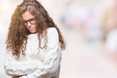 Güzel esmer kıvırcık saçlı Genç kız üzerinde kış kazak giyiyor çünkü arka plan mide üzerinde el ile izole mide bulantısı, ağrılı hastalık hasta hissediyor. Ağrısı kavramı.