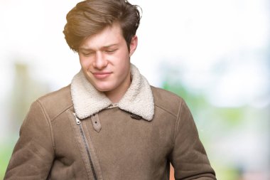 Genç yakışıklı adam giyen kış ceket mide üzerinde el ile izole arka plan üzerinde çünkü hazımsızlık, ağrılı hastalık hasta hissediyor. Ağrısı kavramı.