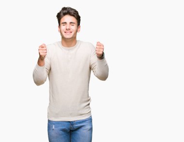 Yakışıklı delikanlı izole arka kolları olan başarı için heyecan üzerinde zafer kutluyor gülümseyen kaldırdı. Kazanan kavramı.