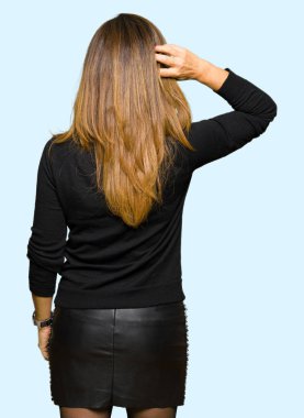 Rock'n roll kazak geriye düşünme hakkında şüphe el ile kafasına giyen güzel orta yaş kadın