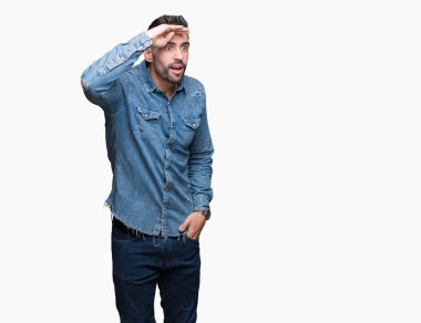 Yakışıklı delikanlı izole arka plan çok mutlu ve gülümseyen uzakta el ile üzerine kafa seyir üzerinde. Arama kavramı.