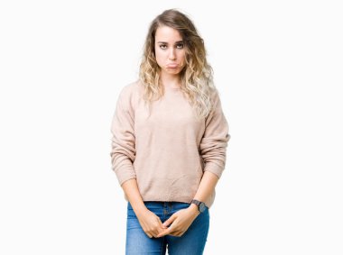 Sweatershirt izole arka plan üzerinde giyen genç güzel sarışın kadın depresif ve kızgın ve korkmuş ağlıyor sıkıntı için endişeleniyorum. Üzgün ifade.