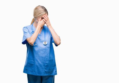 Genç güzel sarışın doktor cerrah hemşire kadın ağlayarak süre elleriyle yüzünü kapsayan üzgün ifade ile izole arka plan yüzünden. Depresyon kavramı.