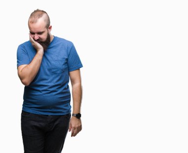 Genç beyaz hipster adam yorgun ve bıkkın ile depresyon sorun Çapraz kollar ile seyir düşünüyorum izole arka plan.