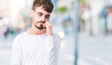 Yakışıklı delikanlı seyir yorgun ve bıkkın ile depresyon sorun Çapraz kollar ile izole arka plan düşünme üzerinde güneş gözlüğü takıyor.