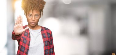 Güzel genç Afro-Amerikan kadın gözlük stop yapıyor izole arka plan üzerinde elin avuç ile şarkı. Negatif ve ciddi bir jest yüz ifadesiyle uyarı.