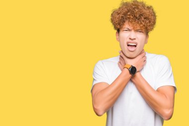 Yakışıklı delikanlı afro saç giyiyor rahat ile beyaz t-shirt bağırarak ve çünkü boğmak acı kendi ellerimle öldürürüm. Sağlık sorunu. Yaralarından ve intihar kavramı.