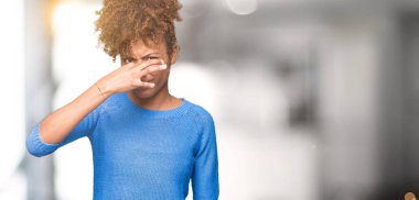 Bir şey pis ve iğrenç kokulu izole arka plan, dayanılmaz koku, holding nefes burun parmaklar ile güzel genç Afro-Amerikan kadın. Kötü kokuyor kavramı.