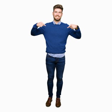 Yüzünde gülümseme ile kendinden emin görünüyorsun, kendini gururlu ve mutlu parmakları ile işaret genç yakışıklı bussines adam.