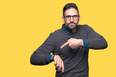 Acele işaretleme izlemek için zaman, sabırsızlık, üzgün ve kızgın son tarih gecikme için izole arka plan üzerinde gözlük takan genç yakışıklı adam