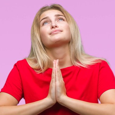 Yalvarıyor ve umut ifade yüzünde çok duygusal ve endişe ile birlikte elleriyle dua izole arka plan üzerinde beyaz kadın. Bağışlanmak. Din kavramı.