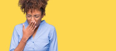 Güzel genç Afro-Amerikan iş kadını izole arka plan üzerinde esneme sıkılmış kapsayan ağız el ile yorgun. Restless ve uyku hali.