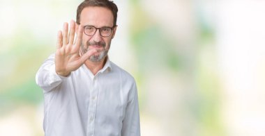 Yakışıklı orta yaş zarif üst düzey iş adam gözlük stop yapıyor izole arka plan üzerinde elin avuç ile şarkı. Negatif ve ciddi bir jest yüz ifadesiyle uyarı.