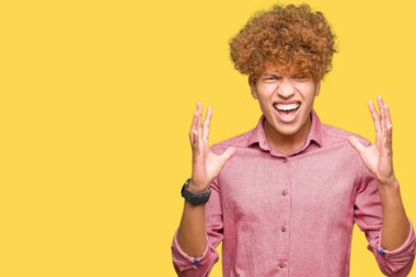 Afro saç çılgın ve kızgın bağırarak ve agresif ifade ve silah kaldırdı bağırmaya ile genç yakışıklı iş adamı. Hayal kırıklığı kavramı.