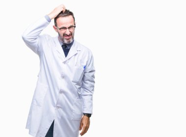 Orta yaş üst düzey ağarmış profesyonel adam izole arka plan üzerinde beyaz önlük giyen yanıltır ve soru hakkında merak ediyorum. Şüphe, kafasına el ile düşünme ile belirsiz. Dalgın kavramı.