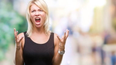 Çılgın ve kızgın bağırarak ve agresif ifade ve silah kaldırdı bağırmaya izole arka plan üzerinde zarif elbise genç güzel sarışın çekici bir kadın. Hayal kırıklığı kavramı.