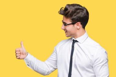 Jest tarafa gurur, seyir izole arka plan üzerinde gözlüklü genç iş adamı yapıyor gülümseyen yaşasın