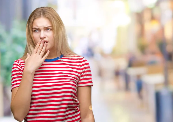 Mujer Caucásica Joven Sobre Fondo Aislado Aburrido Bostezo Cansado Cubriendo —  Fotos de Stock