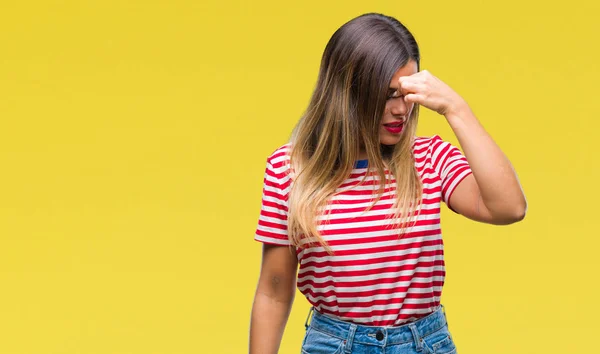 Jovem Bela Mulher Casual Olhar Sobre Fundo Isolado Cansado Esfregando — Fotografia de Stock