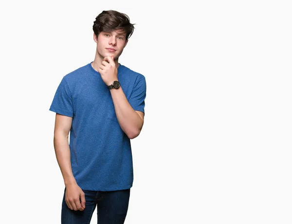 Jeune Bel Homme Portant Shirt Bleu Sur Fond Isolé Regardant — Photo