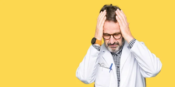 Μεσήλικες Άνδρες Γιατρός Φοράει Ιατρική Παλτό Που Υποφέρουν Από Πονοκέφαλο — Φωτογραφία Αρχείου