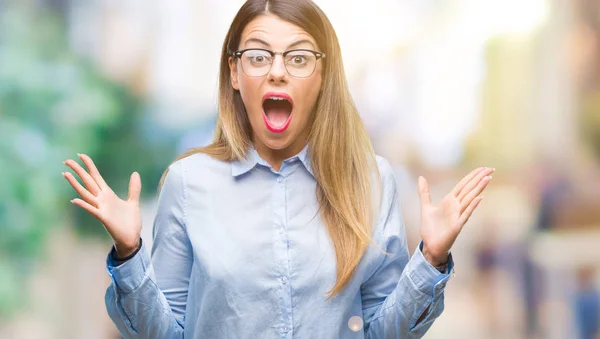 Junge Schöne Geschäftsfrau Mit Brille Über Isoliertem Hintergrund Feiert Verrückt — Stockfoto