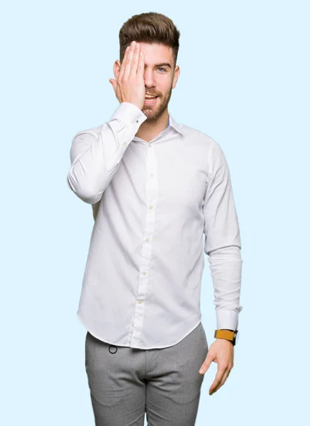 Jovem Homem Negócios Bonito Cobrindo Olho Com Mão Com Sorriso — Fotografia de Stock