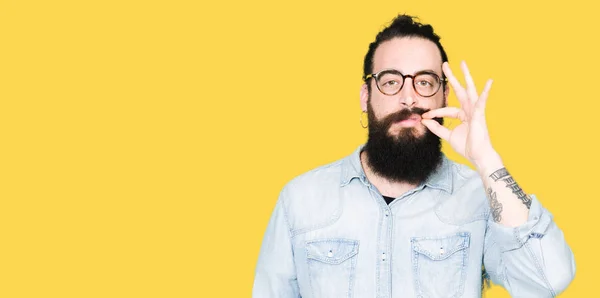 Joven Hipster Hombre Con Pelo Largo Barba Con Gafas Boca —  Fotos de Stock