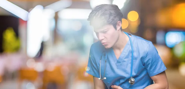 Mladý Doktor Nosí Uniformu Zdravotní Izolované Pozadí Rukou Žaludek Protože — Stock fotografie