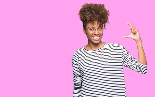 Linda Jovem Afro Americana Usando Óculos Sobre Fundo Isolado Sorrindo — Fotografia de Stock