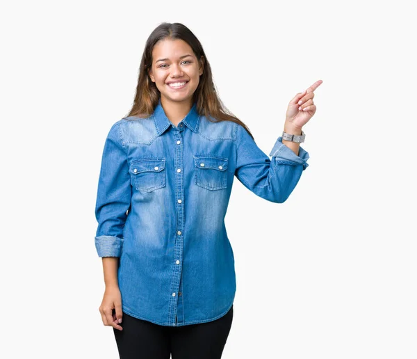 Молодая Красивая Брюнетка Синей Джинсовой Рубашке Изолированном Фоне Широкой Улыбкой — стоковое фото