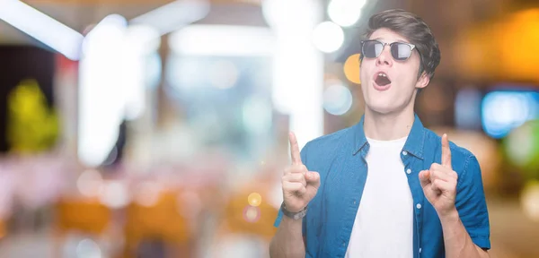 Joven Hombre Guapo Con Gafas Sol Sobre Fondo Aislado Asombrado — Foto de Stock