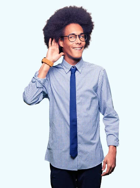 Joven Hombre Negocios Afroamericano Con Pelo Afro Usando Gafas Sonriendo —  Fotos de Stock