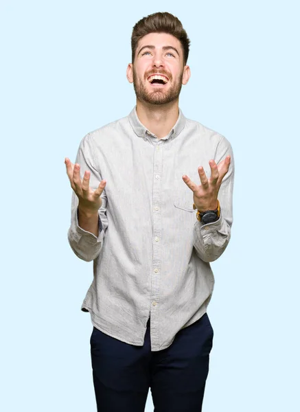 Joven Hombre Guapo Con Camisa Casual Loco Loco Gritando Gritando — Foto de Stock