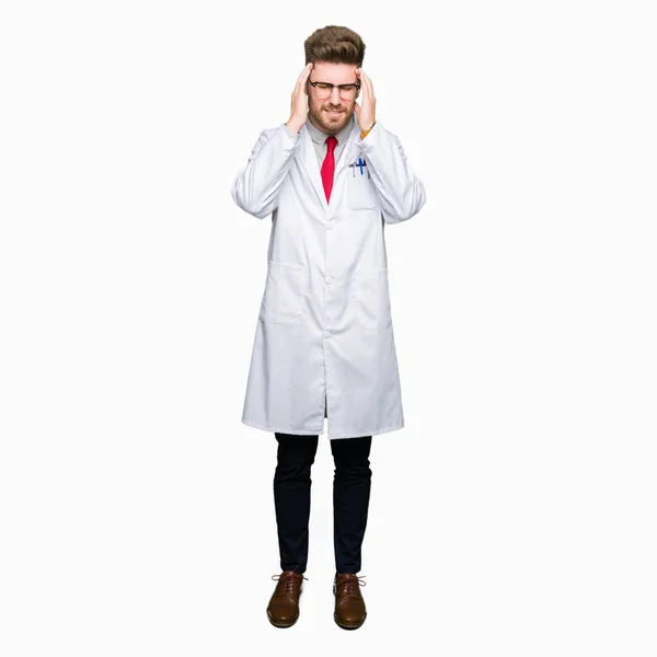 Młody Naukowiec Przystojny Mężczyzna Noszenie Okularów Ręki Głowie Ból Głowie — Zdjęcie stockowe