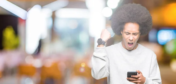 Americký Mladík Afro Vlasy Pomocí Smartphone Naštvaný Frustrovaný Křik Hněvu — Stock fotografie