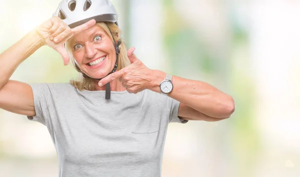 Femme Cycliste Caucasienne Moyen Age Portant Casque Sécurité Sur Fond — Photo