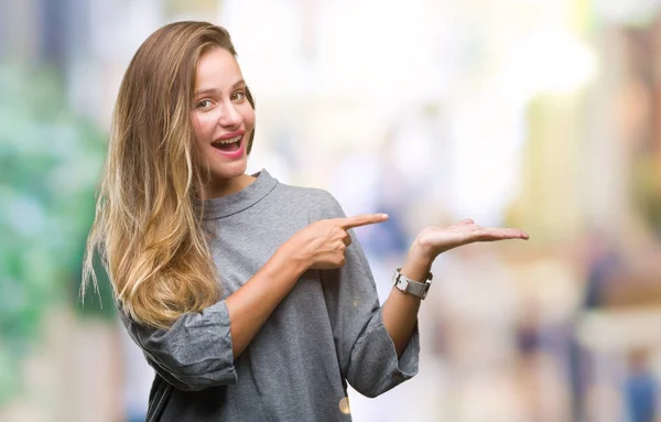 Joven Hermosa Mujer Rubia Sobre Fondo Aislado Sorprendido Sonriendo Cámara — Foto de Stock